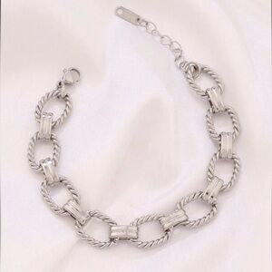 Stylish Silver Link Bracelet
